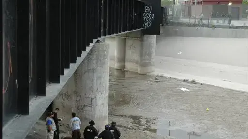 שוטרים ליד גופת נער שנורה על גבול מקסיקו-ארה"ב שוטרים ליד גופת נער שנורה על גבול מקסיקו-ארה"ב