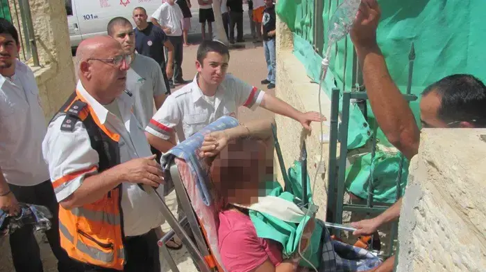 אישה נפצעה לאחר שידה שופדה על גדר ברזל אישה נפצעה לאחר שידה שופדה על גדר ברזל