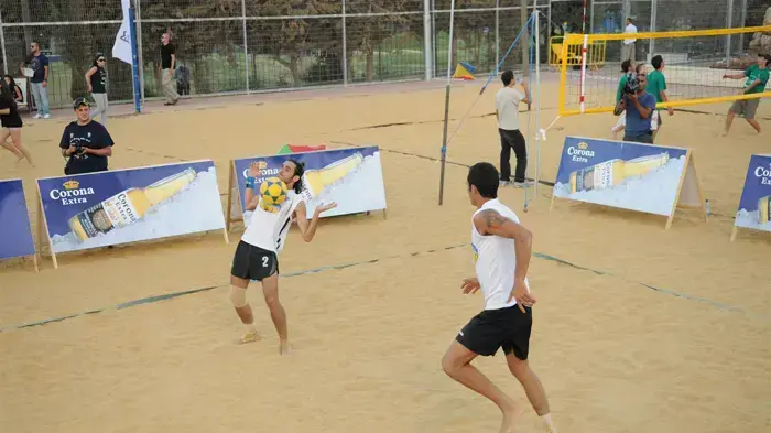 עיריית ירושלים הקימה חוף ים אמיתי בגן הפעמון בלב ירושלים, יוני 2010 