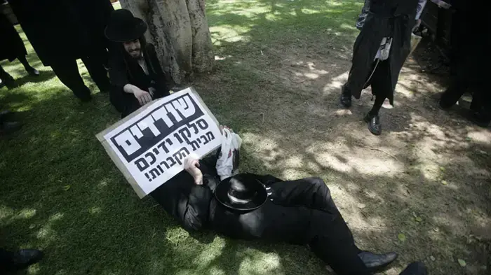 הפגנה של מאות חרדים נגד חפירות ארכיאולוגיות בפרויקט מתחם אנדרומדה ביפו הפכה לעימות אלים עם שוטרים יוני 2010 הפגנה של מאות חרדים נגד חפירות ארכיאולוגיות בפרויקט מתחם אנדרומדה ביפו הפכה לעימות אלים עם שוטרים יוני 2010