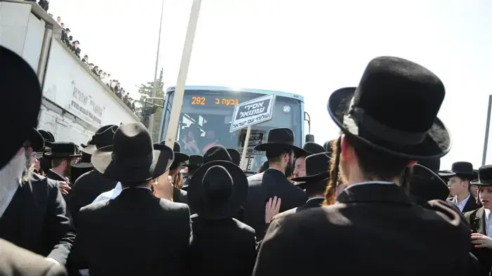 רבבות מלווים את האוטובוס עליו הורי התלמידות למאסר בירושלים - יוני 2010