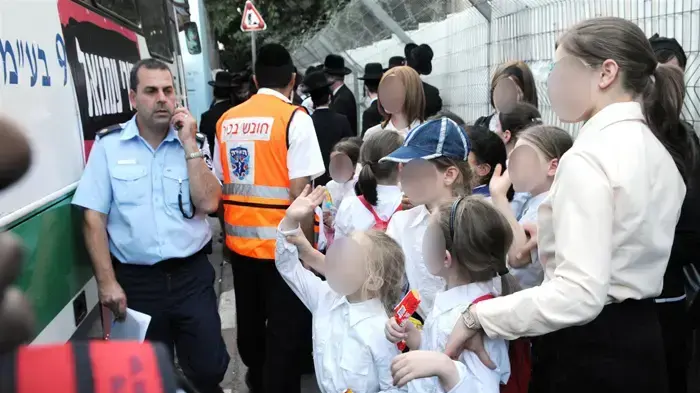 התלמידות מעמנואל נפרדות מהוריהן במגרש הרוסים בירושלים כשעלו לאוטובוסים בדרכם לבית הכלא- יוני 2010 התלמידות מעמנואל נפרדות מהוריהן במגרש הרוסים בירושלים כשעלו לאוטובוסים בדרכם לבית הכלא- יוני 2010