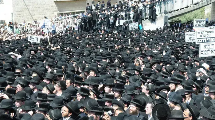רבבות חרדים מפגינים בירושלים כנגד החלטה לאסור את הורי התלמידות מעמנואל- יוני 2010