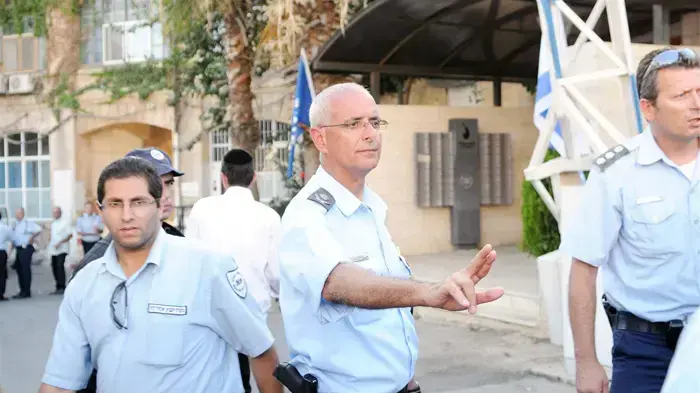 ניצב אהרן פרנקו מגיע להפגנת ענק של חרדים בירושלים כנגד החלטה לאסור את הורי התלמידות מעמנואל- יוני 2010 ניצב אהרן פרנקו מגיע להפגנת ענק של חרדים בירושלים כנגד החלטה לאסור את הורי התלמידות מעמנואל- יוני 2010