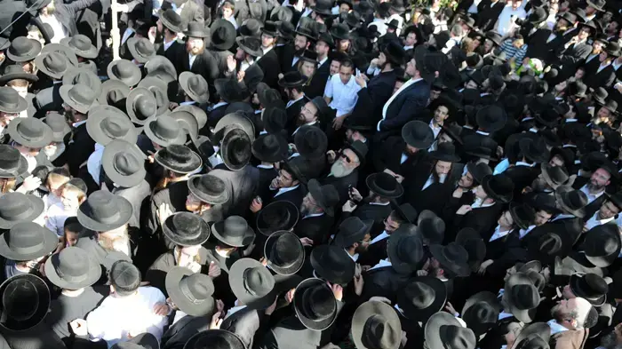 רבבות חרדים מפגינים בירושלים כנגד החלטה לאסור את הורי התלמידות מעמנואל- יוני 2010 רבבות חרדים מפגינים בירושלים כנגד החלטה לאסור את הורי התלמידות מעמנואל- יוני 2010
