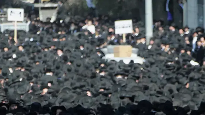 רבבות חרדים מפגינים בירושלים כנגד החלטה לאסור את הורי התלמידות מעמנואל- יוני 2010 רבבות חרדים מפגינים בירושלים כנגד החלטה לאסור את הורי התלמידות מעמנואל- יוני 2010
