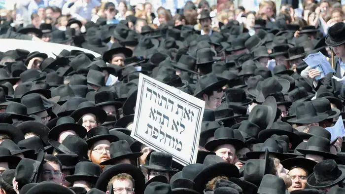 רבבות חרדים מפגינים בירושלים כנגד החלטה לאסור את הורי התלמידות מעמנואל- יוני 2010 רבבות חרדים מפגינים בירושלים כנגד החלטה לאסור את הורי התלמידות מעמנואל- יוני 2010