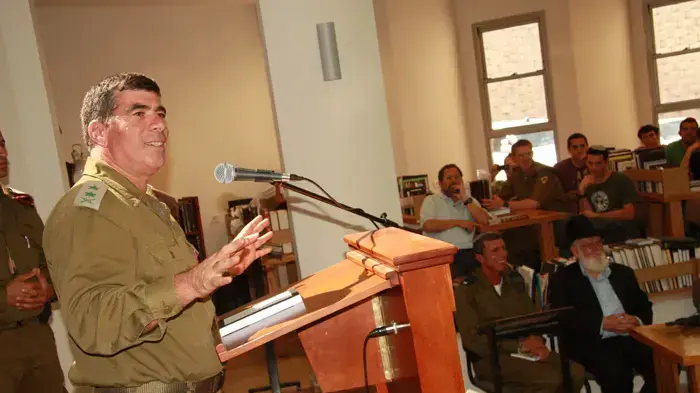 הרמטכ"ל גבי אשכנזי מבשר בישיבת ההסדר בקרית שמונה