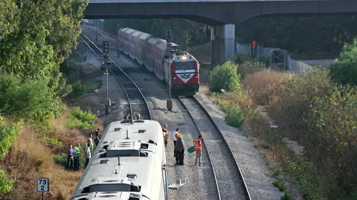 רכבת נוסעים התנגשה ברכב מסחרי שעמד על המסילה סמוך לתחנת בית יהושע . כתוצאה מההתנגשות ירדו שני קרונות מהמסילה יוני 2010 רכבת נוסעים התנגשה ברכב מסחרי שעמד על המסילה סמוך לתחנת בית יהושע . כתוצאה מההתנגשות ירדו שני קרונות מהמסילה יוני 2010