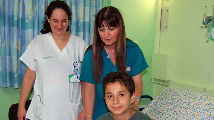 רון רביב, הילד שמרגלו נשלפה ידית מעצור עם האחות האורטופדית, איריס פטורי, והפיזיוטרפיסטית ענת אלירז- יוני 2010 רון רביב, הילד שמרגלו נשלפה ידית מעצור עם האחות האורטופדית, איריס פטורי, והפיזיוטרפיסטית ענת אלירז- יוני 2010