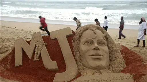 מחר יחול יום השנה הראשון למותו שלך מלך הפופ. בהודו, בנו לכבודו פסל על החוף