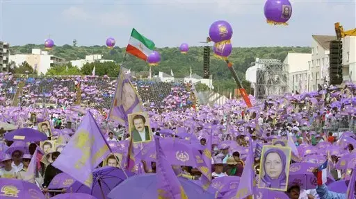 גולים אירנים מפגינים בפריס נגד משטר האייתוללות גולים אירנים מפגינים בפריס נגד משטר האייתוללות