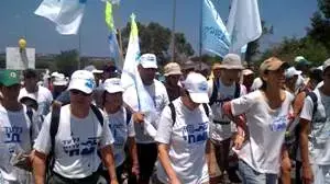 צעדת משפחת שליט מגיעה לקיבוץ כברי יוני 2010 צעדת משפחת שליט מגיעה לקיבוץ כברי יוני 2010