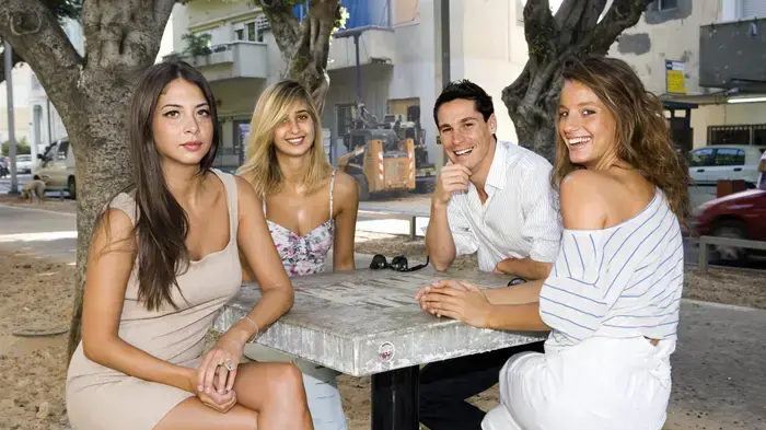 "תמונת עולם חד ממדית שמושתתת כולה על השילוש הקדוש שעומד בבסיסה של הסדרה: ידיעות אחרונות, פנאי פלוס והוט". משתתפי "TLV - עושים את תל אביב" "תמונת עולם חד ממדית שמושתתת כולה על השילוש הקדוש שעומד בבסיסה של הסדרה: ידיעות אחרונות, פנאי פלוס והוט". משתתפי "TLV - עושים את תל אביב"