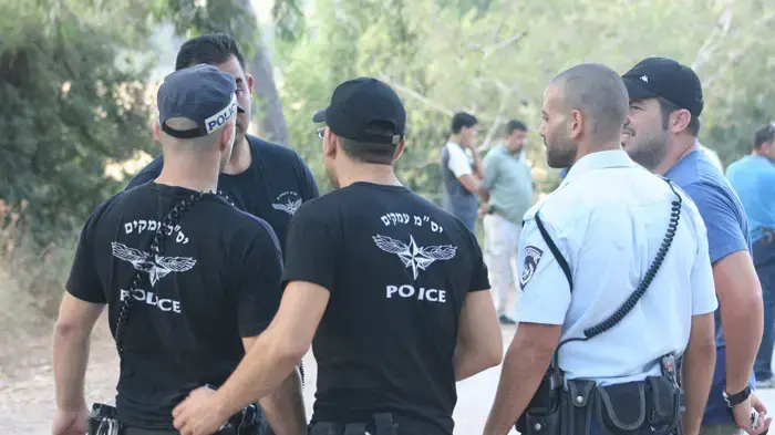 שוטרים בזירה בה נמצאה גופת צעיר כבן 20 נמצאה ביער עירון שוטרים בזירה בה נמצאה גופת צעיר כבן 20 נמצאה ביער עירון