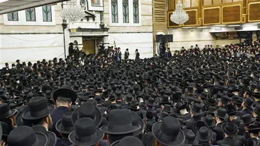 חסידי סאטמר בהלווית האדמו"ר מסאטמר, רבי משה טייטלבוים בניו יורק אפריל 2006 חסידי סאטמר בהלווית האדמו"ר מסאטמר, רבי משה טייטלבוים בניו יורק אפריל 2006