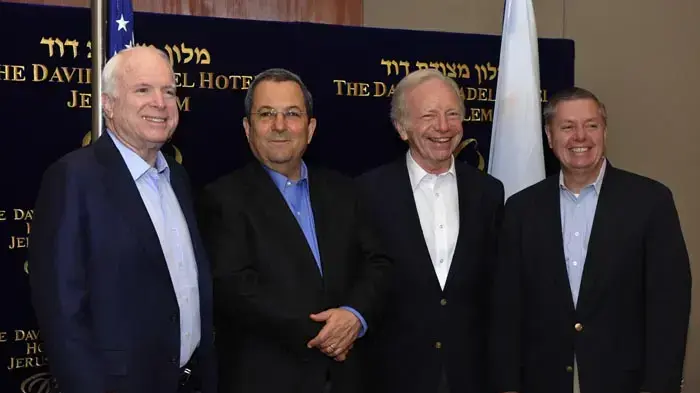 שר הביטחון, אהוד ברק, עם הסנאטורים: ג'ון מקיין, ג'ו ליברמן ולינדסי גראהם, במלון מצודת דוד, ירושלים- יולי 2010 שר הביטחון, אהוד ברק, עם הסנאטורים: ג'ון מקיין, ג'ו ליברמן ולינדסי גראהם, במלון מצודת דוד, ירושלים- יולי 2010