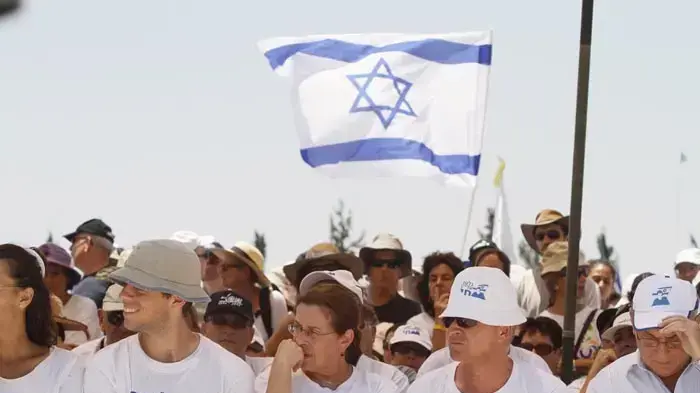 נועם שליט אביבה שליט יואל שליט ובת זוגו באירוע באנדרטת לטרון כחלק מצעדת משפחת שליט- יולי 2010 