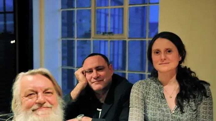 קרדיט משותף. וואייט עם עצמון קרדיט משותף. וואייט עם עצמון