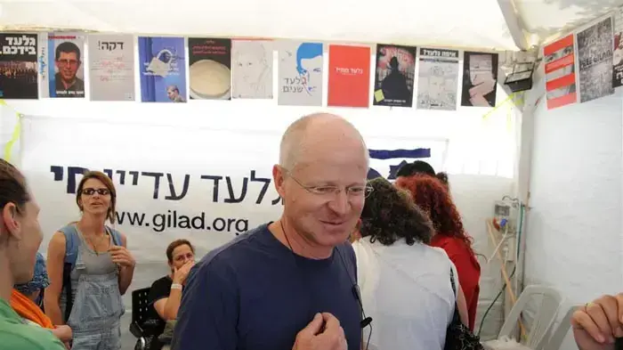 אביבה ונעם שליט במאהל בירושלים יולי 2010