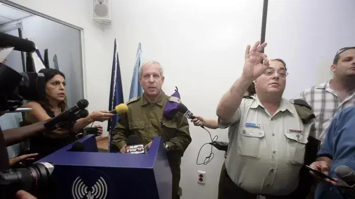 אבי בניהו, גיורא איילנד וכרמלה מנשה בזמן מסיבת העיתונאים לדו"ח של המשט של צה"ל- יולי 2010 אבי בניהו, גיורא איילנד וכרמלה מנשה בזמן מסיבת העיתונאים לדו"ח של המשט של צה"ל- יולי 2010