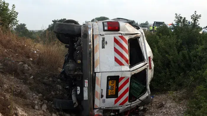 רכב מסחרי שהתהפך בכביש שש לכיוון דרום, סמוך למחלף עירון. יולי 2010 רכב מסחרי שהתהפך בכביש שש לכיוון דרום, סמוך למחלף עירון. יולי 2010