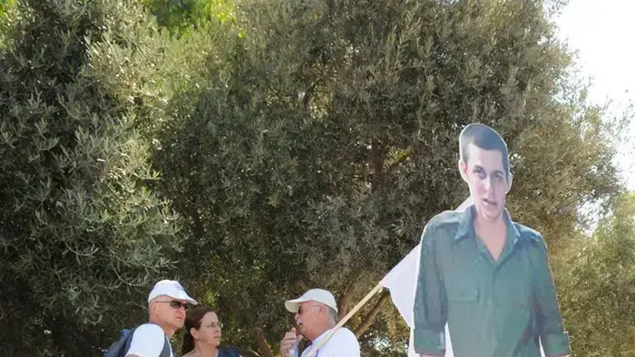 הפגנת משפחת שליט מול משרד ראש הממשלה- יולי 2010 הפגנת משפחת שליט מול משרד ראש הממשלה- יולי 2010