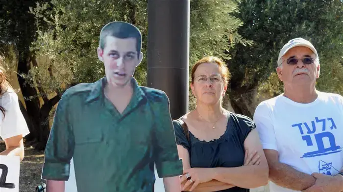 הפגנת משפחת שליט מול משרד ראש הממשלה- יולי 2010 הפגנת משפחת שליט מול משרד ראש הממשלה- יולי 2010