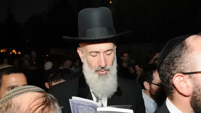 הרב יונה מצגר בתפילה מיוחדת לרגל תשעה באב במאהל משפחת שליט הרב יונה מצגר בתפילה מיוחדת לרגל תשעה באב במאהל משפחת שליט