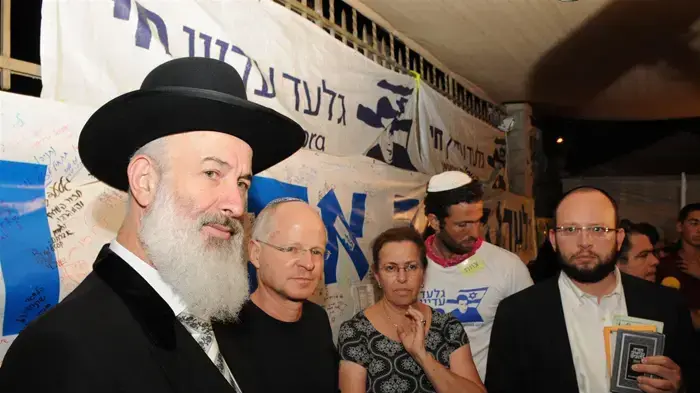 הרב יונה מצגר בתפילה מיוחדת לרגל תשעה באב במאהל של משפחת שליט