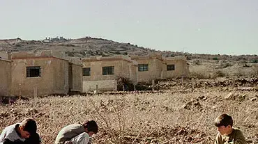 ילדים סורים משחקים בחלק הסורי של רמת הגולן ליד מוצב ישראלי נטוש ילדים סורים משחקים בחלק הסורי של רמת הגולן ליד מוצב ישראלי נטוש