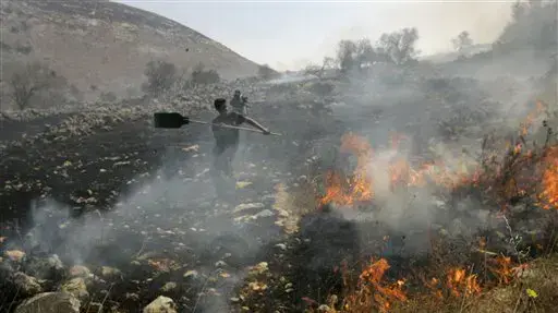 פלסטינים מבורין מנסים לכבות אש שהוצתה על ידי מתנחלים מההתנחלויות הר ברכה ויצהר פלסטינים מבורין מנסים לכבות אש שהוצתה על ידי מתנחלים מההתנחלויות הר ברכה ויצהר