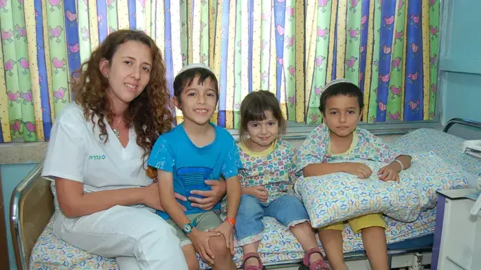 3 האחים גדז' עם אחות מחלקת ילדים, ליה בלקר 3 האחים גדז' עם אחות מחלקת ילדים, ליה בלקר