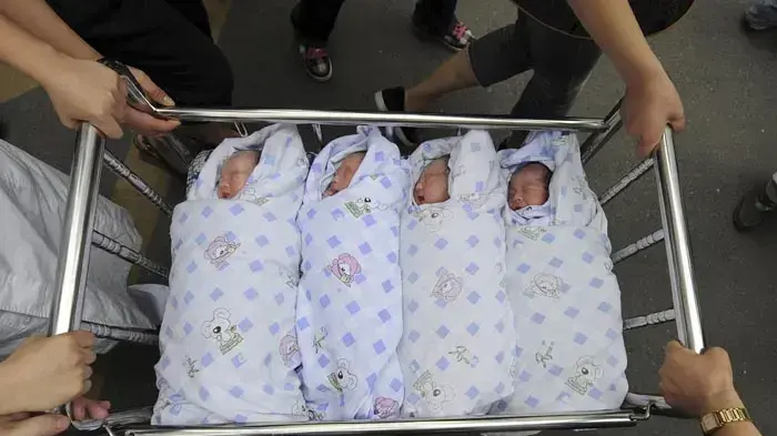 רביעיית תינוקות שנולדו בניתוח קיסרי בסין רביעיית תינוקות שנולדו בניתוח קיסרי בסין