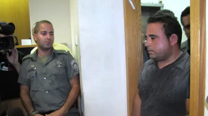 עומאר סוויאד החשוד בתאונת הפגע וברח בכרמיאל בבית המשפט יולי 2010 עומאר סוויאד החשוד בתאונת הפגע וברח בכרמיאל בבית המשפט יולי 2010