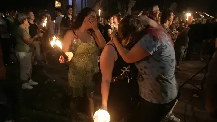 הרצח מגיע לראשונה לבמות התיאטרון. עצרת יום השנה לרצח בבר נוער הרצח מגיע לראשונה לבמות התיאטרון. עצרת יום השנה לרצח בבר נוער