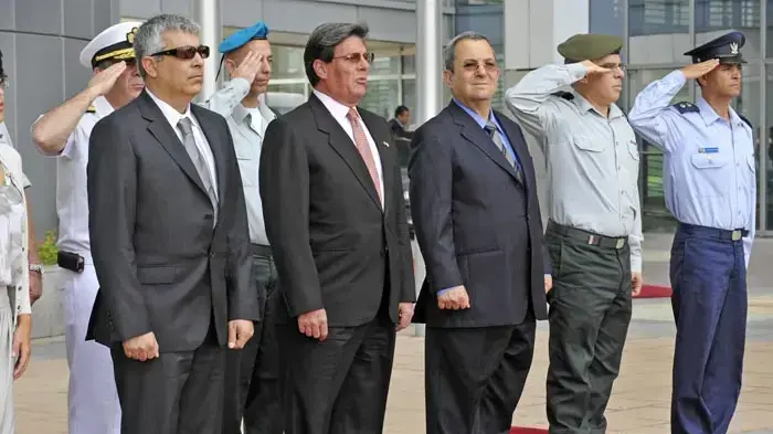 שר הביטחון אהוד ברק לקח חלק במשמר כבוד שנעשה לשר ההגנה של פרו- אוגוסט 2010 שר הביטחון אהוד ברק לקח חלק במשמר כבוד שנעשה לשר ההגנה של פרו- אוגוסט 2010