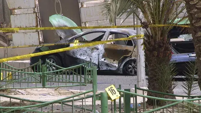 מכוניות בעקבה שבירדן שנפגעו מרקטת גראד שנורתה לעבר אילת מכוניות בעקבה שבירדן שנפגעו מרקטת גראד שנורתה לעבר אילת