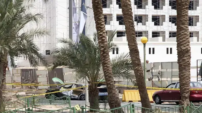 מכוניות בעקבה שבירדן שנפגעו מרקטת גראד שנורתה לעבר אילת מכוניות בעקבה שבירדן שנפגעו מרקטת גראד שנורתה לעבר אילת