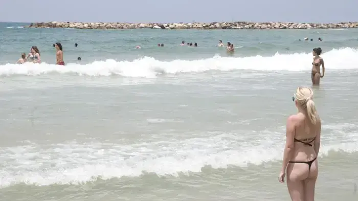 שרב כבד בחוף הים של תל אביב- אוגוסט 2010 