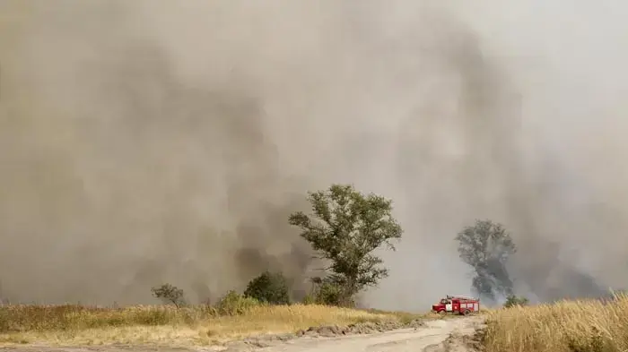 משאית כיבוי אש ליד שריפות בראיאזן שברוסיה משאית כיבוי אש ליד שריפות בראיאזן שברוסיה