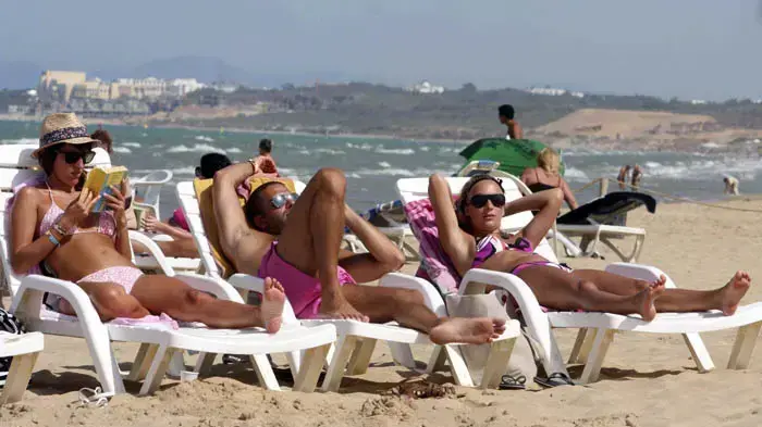 תיירים משתזפים בחופי טוניס ביום הראשון לצום הרמדאן