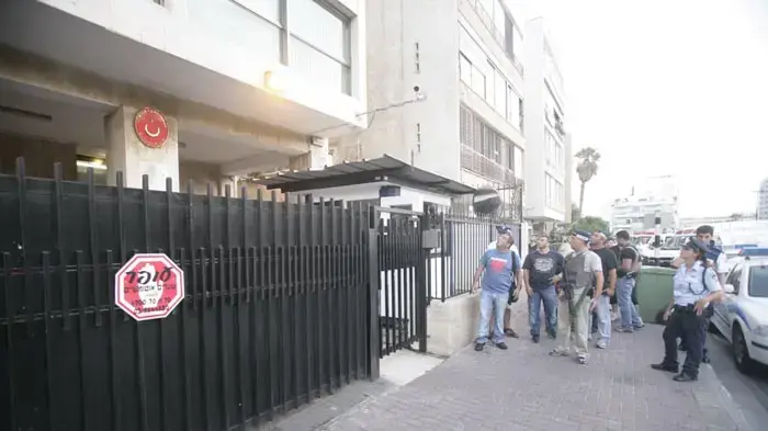 אדם התבצר בשגרירות טורקיה בתל אביב, אוגוסט 2010 אדם התבצר בשגרירות טורקיה בתל אביב, אוגוסט 2010