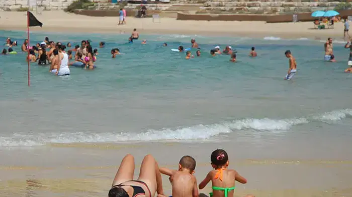 צרפתים בחוף הים באשקלון צרפתים בחוף הים באשקלון