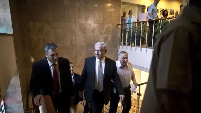 בנימין נתניהו בדרך לישיבת ממשלה בנימין נתניהו בדרך לישיבת ממשלה