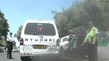מבצע בדיקות עישון מכלי רכב ( צילום רסב יובל אראל לשכת דוברות תא ) מבצע בדיקות עישון מכלי רכב ( צילום רסב יובל אראל לשכת דוברות תא )