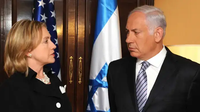 לה בנימין נתניהו בפגישה עם מזכירת המדינה הילרי קלינטון בוושינגטון, אוגוסט 2010. לה בנימין נתניהו בפגישה עם מזכירת המדינה הילרי קלינטון בוושינגטון, אוגוסט 2010.