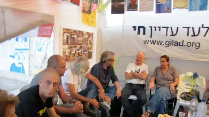 שלמה ארצי מבקר במאהל גלעד שליט שלמה ארצי מבקר במאהל גלעד שליט