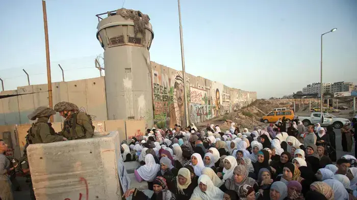 מתפללות ערביות במחסום קלנדיה בדרכן לתפילות היום השישי בעיר העתיקה בירושלים, ספטמבר 2010 מתפללות ערביות במחסום קלנדיה בדרכן לתפילות היום השישי בעיר העתיקה בירושלים, ספטמבר 2010