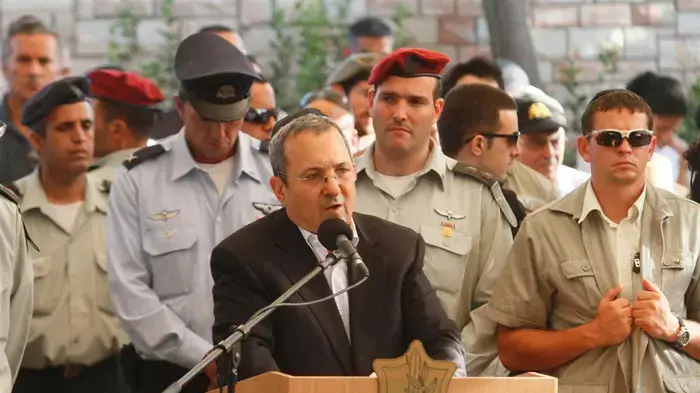 אהוד ברק בלוויית ישראל טל, ספטמבר 2010 אהוד ברק בלוויית ישראל טל, ספטמבר 2010